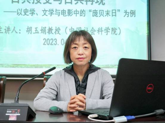 人拿着笔记本电脑的桌子前描述已自动生成